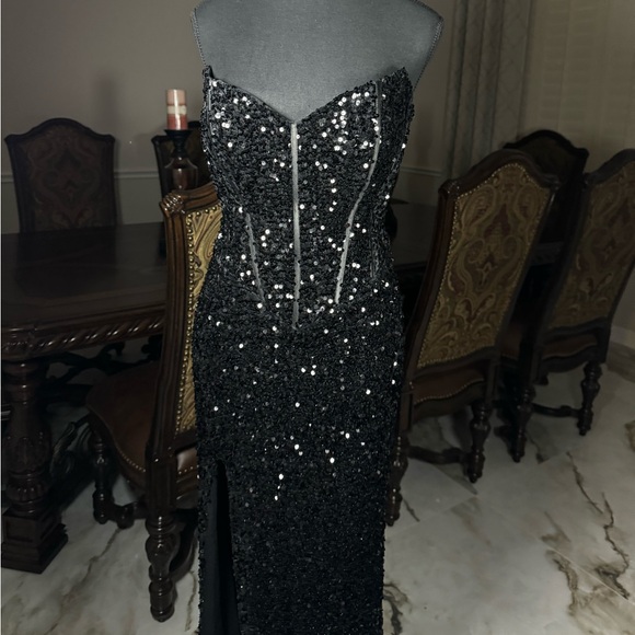 Selling all my dresses.worn once. - Picture 4 of 5